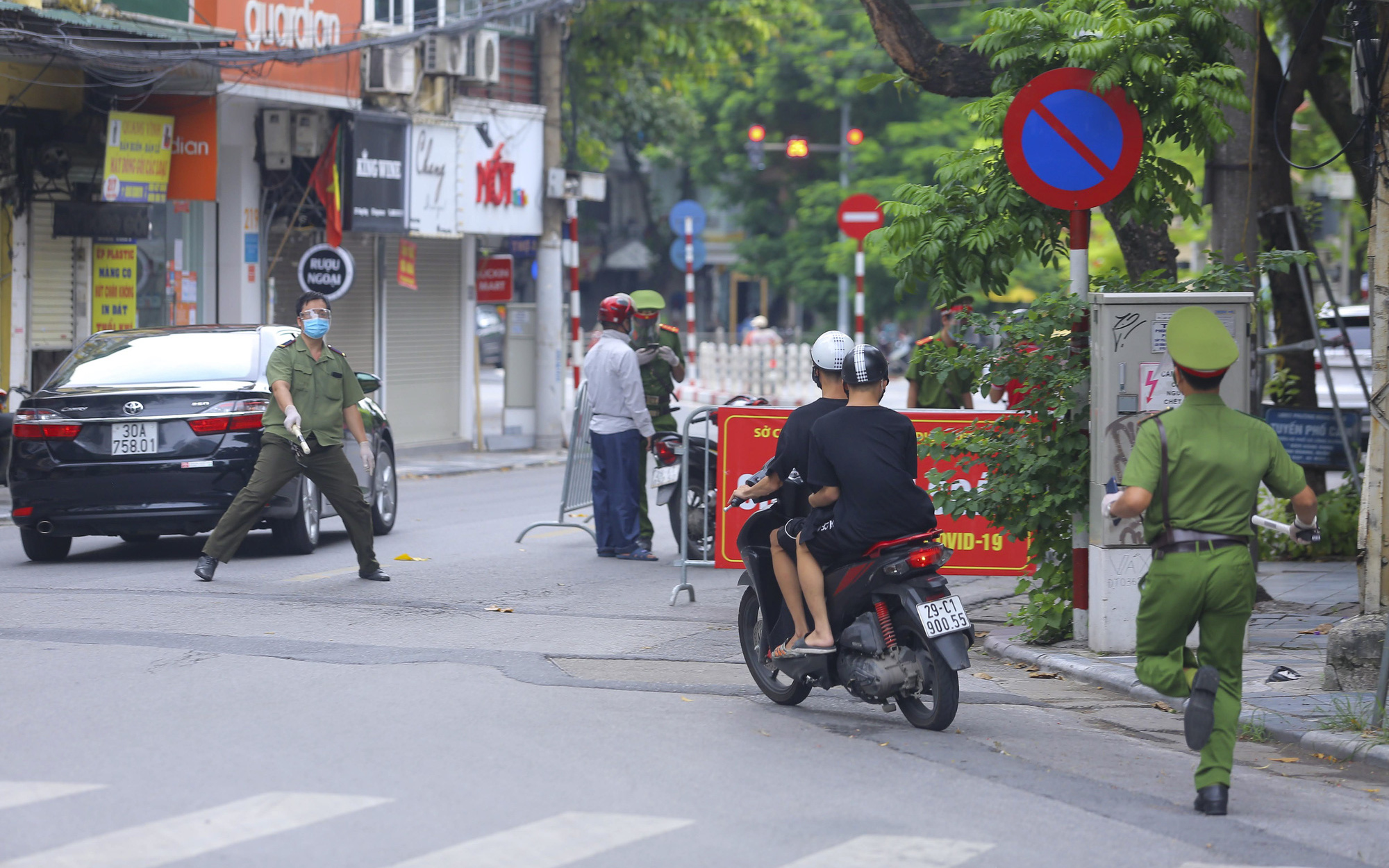 Không đeo khẩu trang, quay đầu xe bỏ chạy khi thấy chốt kiểm soát người đi đường ở Hà Nội