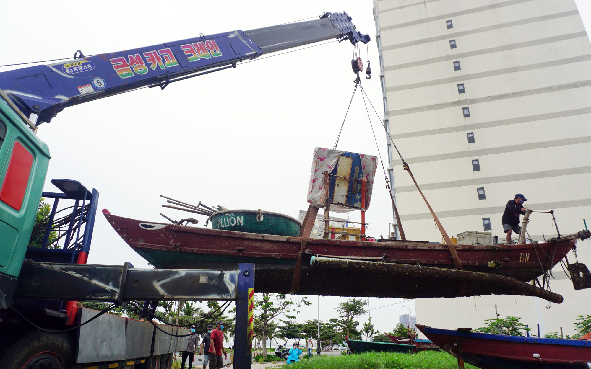 Đà Nẵng: Dùng cần cẩu di dời khẩn cấp tàu thuyền để tránh bão số 5