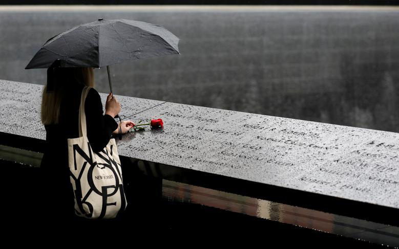 Những hình ảnh xúc động về người dân Mỹ đội mưa tưởng niệm 20 năm vụ khủng bố 11/9