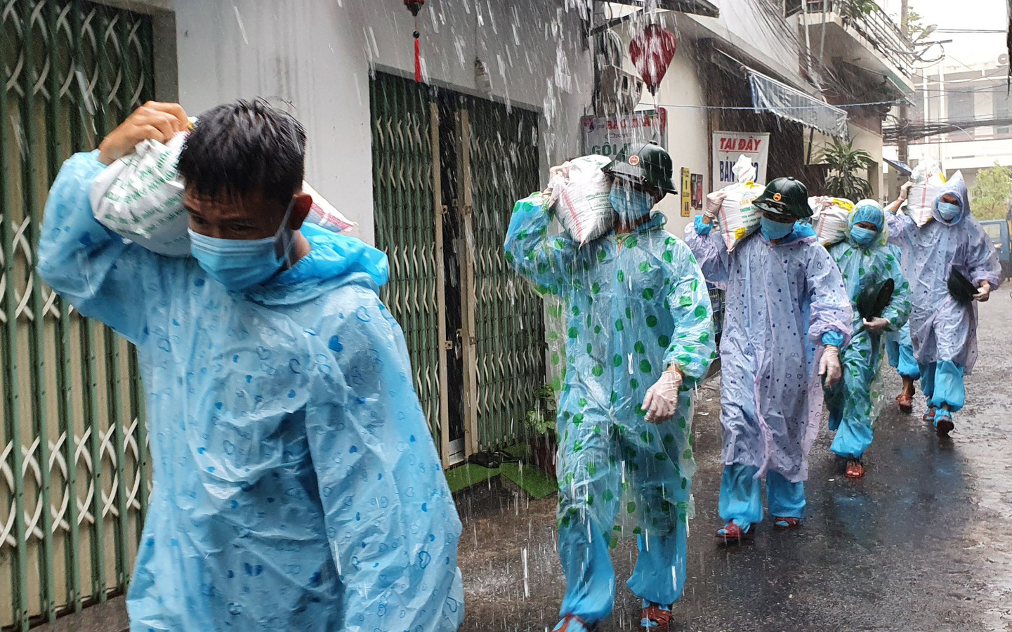 Đà Nẵng: Bộ đội dầm mưa chằng chống nhà cửa giúp dân tại "vùng đỏ" để ứng phó với bão số 5