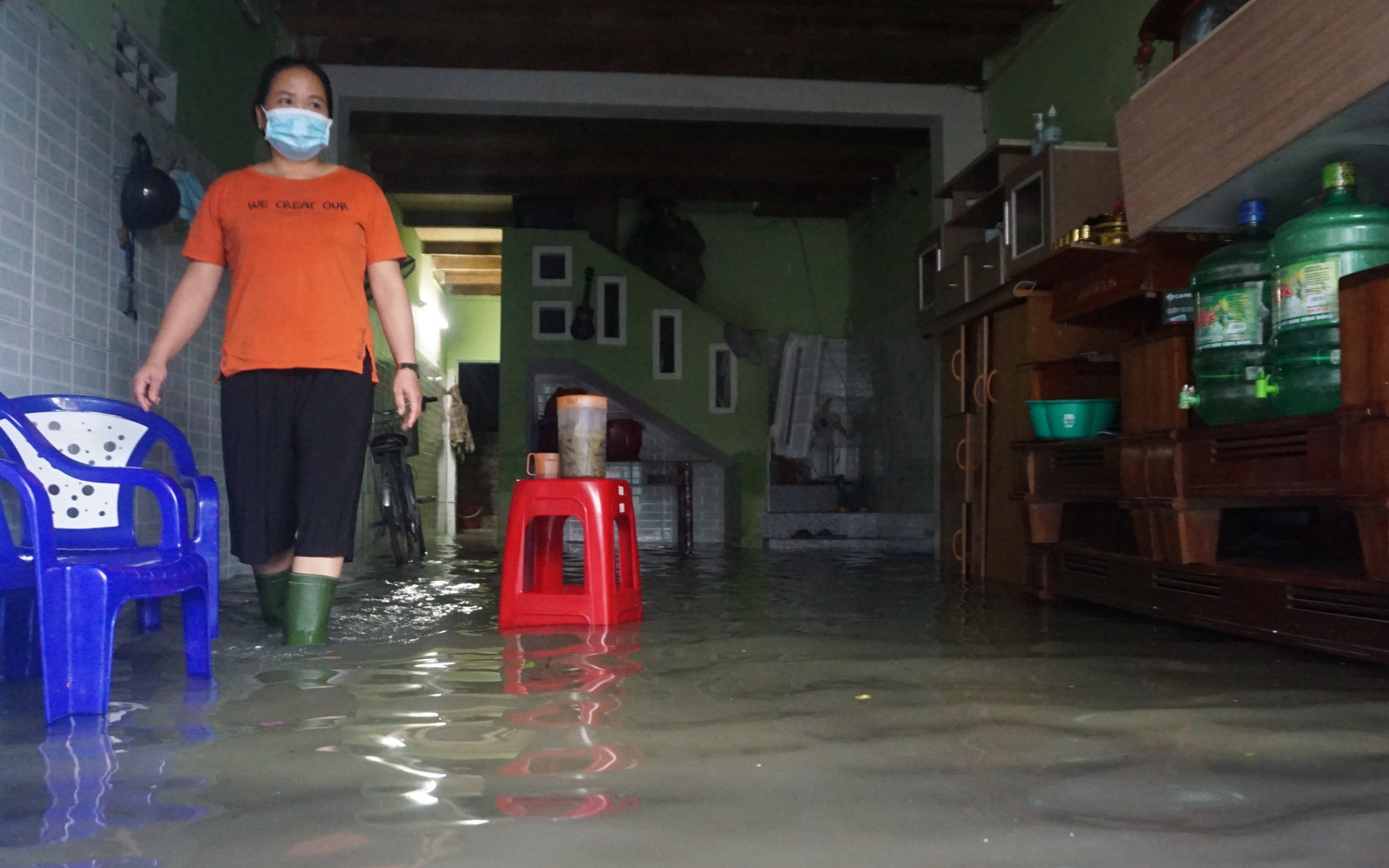 Ảnh: Người dân Đà Nẵng "chạy" lụt ngay giữa trung tâm thành phố