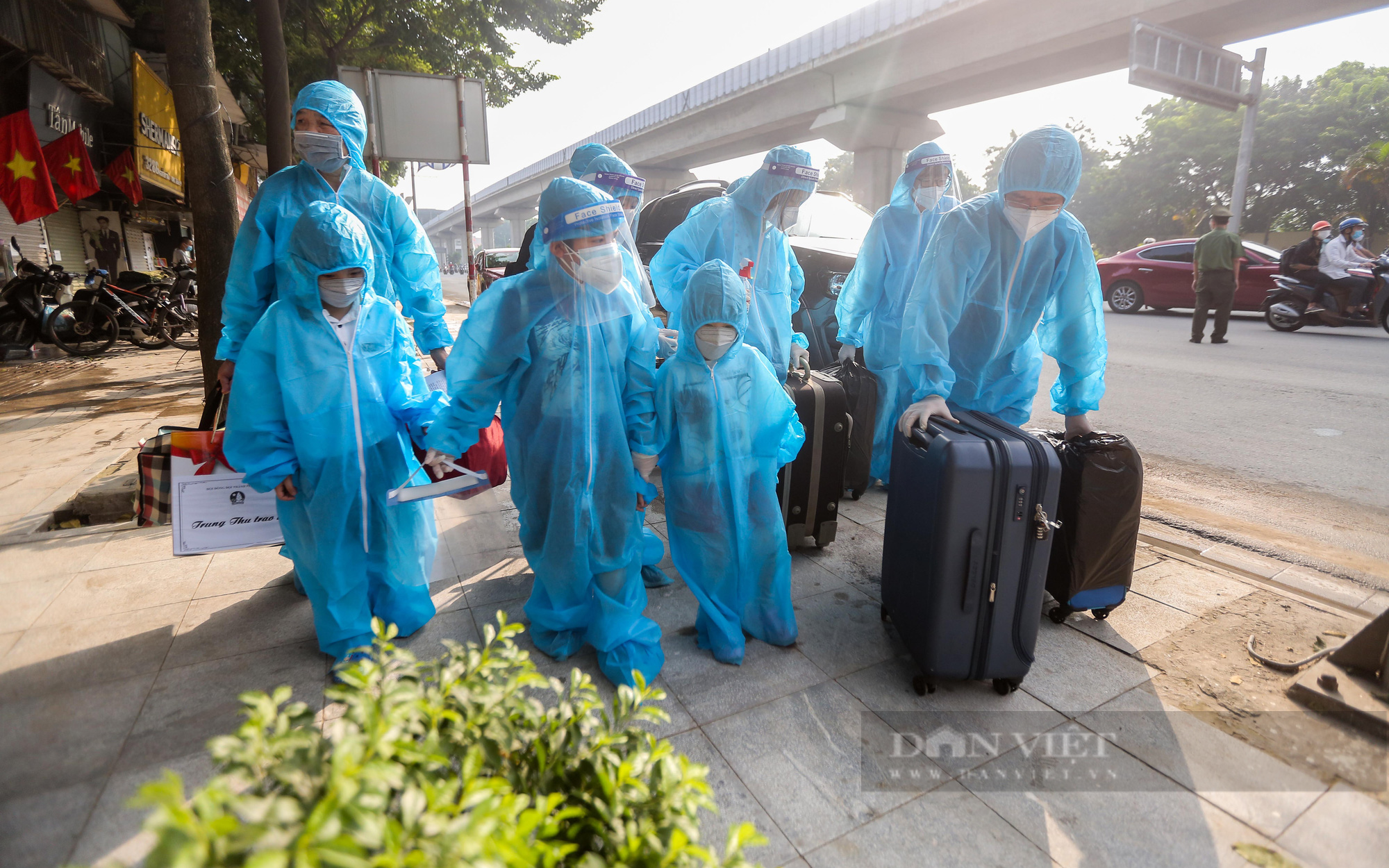 Khệ nệ "tay xách, nách mang", hàng nghìn người tại "ổ dịch" lớn nhất Hà Nội đã được trở về nhà