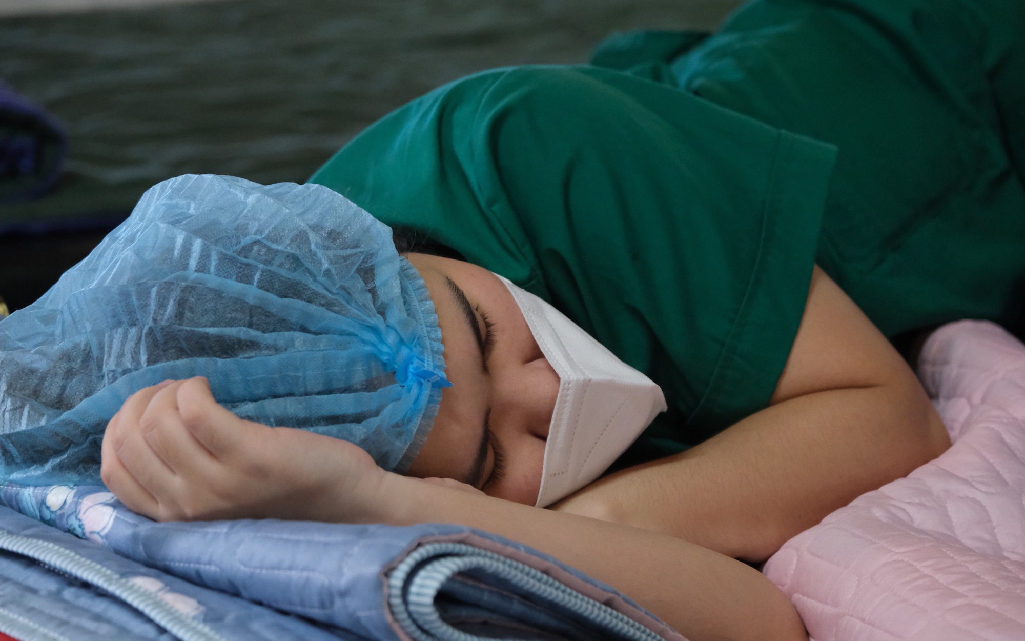 Phút nghỉ ngơi "vội vã" của các bác sĩ Bệnh viện Bạch Mai trong tâm dịch TP.HCM