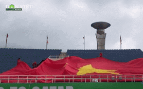 Lá cờ đỏ sao vàng khổng lồ bao phủ SVĐ Mỹ Đình trước trận đấu Việt Nam gặp Australia