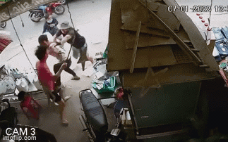 Video: Chém nhau kinh hoàng tại TP.HCM vì mâu thuẫn làm ăn