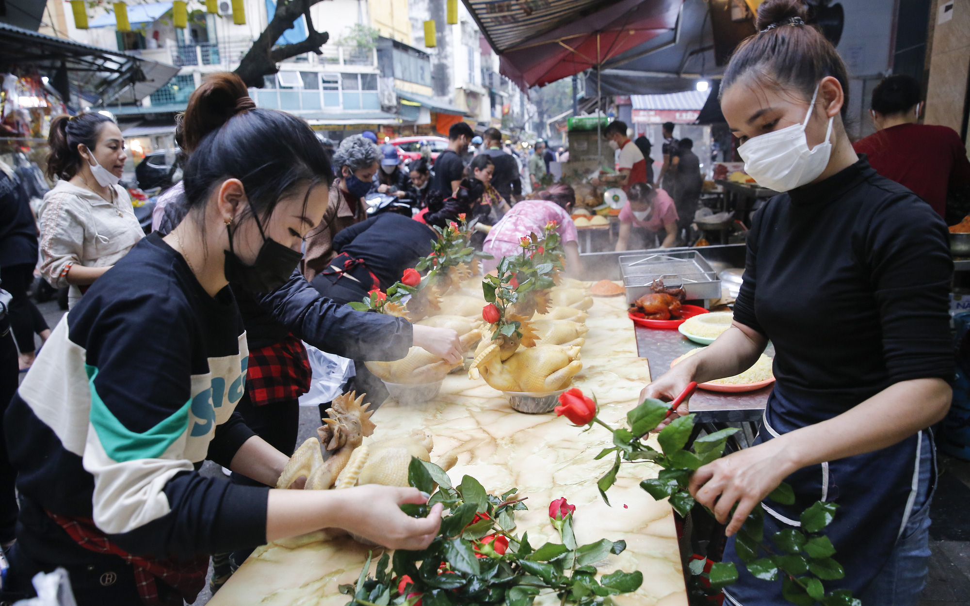 "Gà ngậm hoa hồng" đắt khách trong ngày ông Công ông Táo tại "chợ nhà giàu" nức tiếng Hà Nội