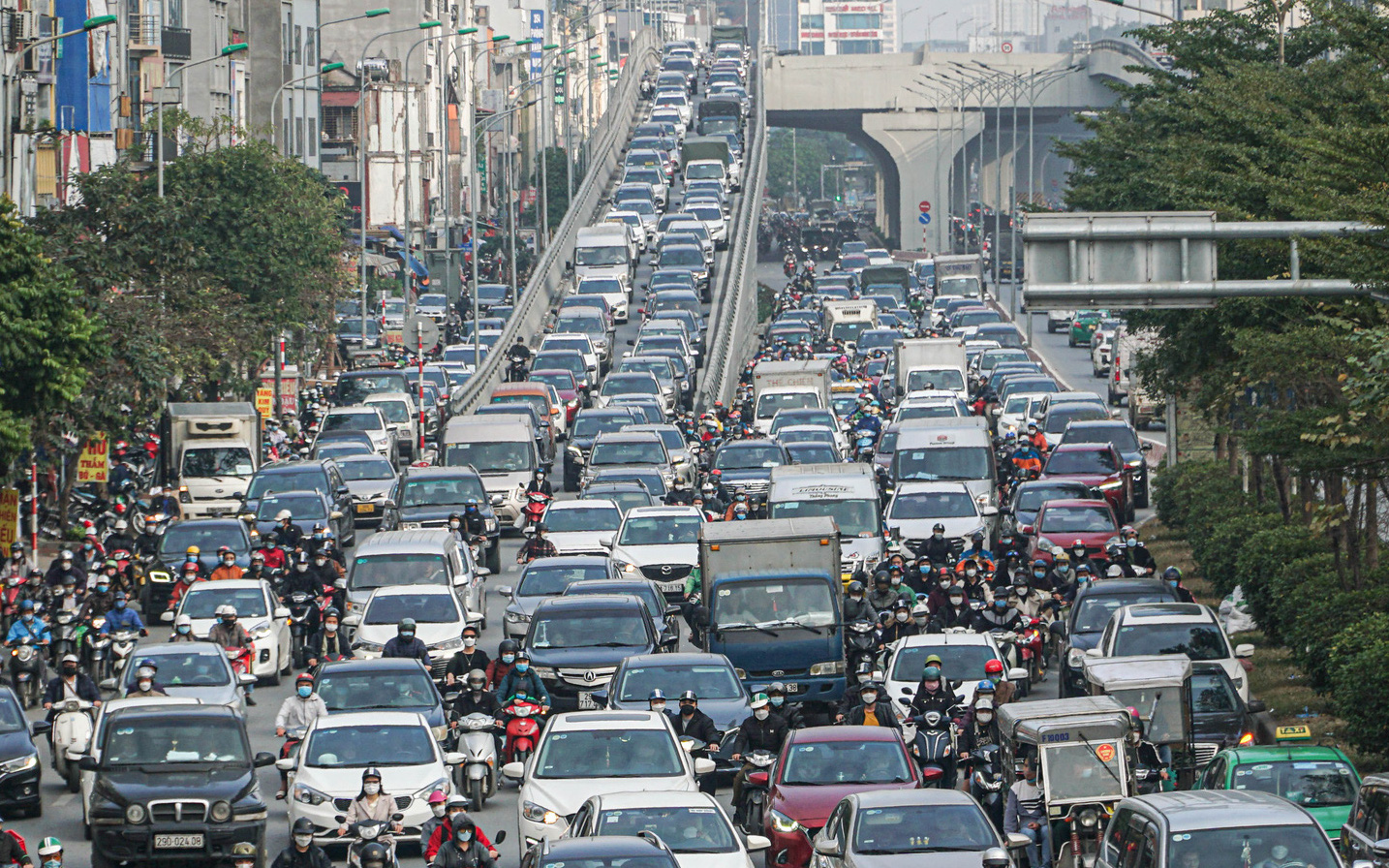Nhiều tuyến đường ở Hà Nội ùn tắc cả ngày dịp cận Tết Nguyên đán 2022