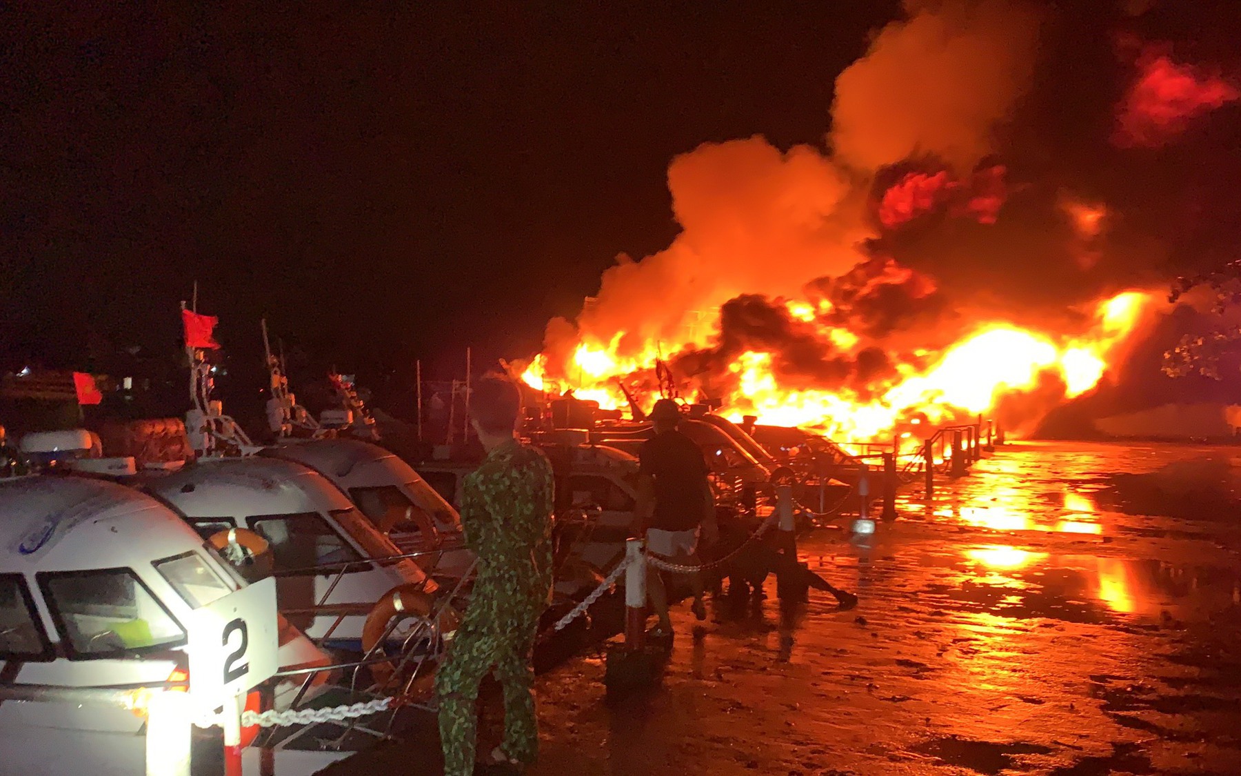 Hình ảnh 8 tàu du lịch bốc cháy dữ dội ở Cửa Đại