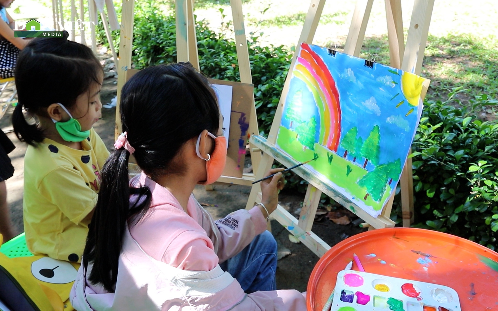 Lớp học vẽ miễn phí trong công viên cho các họa sĩ nhí ở Ninh Thuận