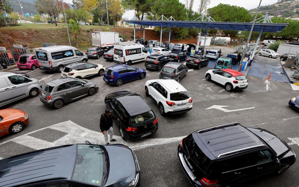 Hàng loạt trạm xăng dầu cạn kiệt, ôtô chờ nhiều giờ đổ xăng ở Pháp