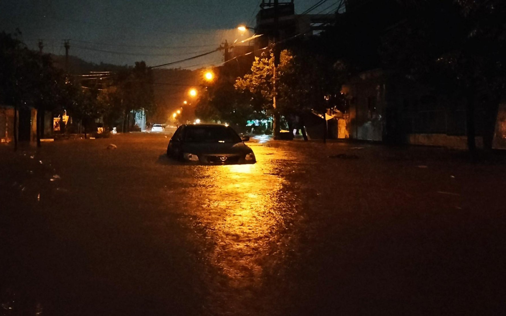 Mưa lớn khiến nhiều tuyến đường ở Quy Nhơn ngập sâu, nước ùa vào nhà dân trong đêm