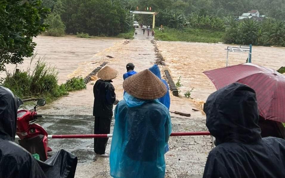 Hình ảnh lũ lụt dâng cao ở Quảng Nam khiến nhiều người chết và mất tích