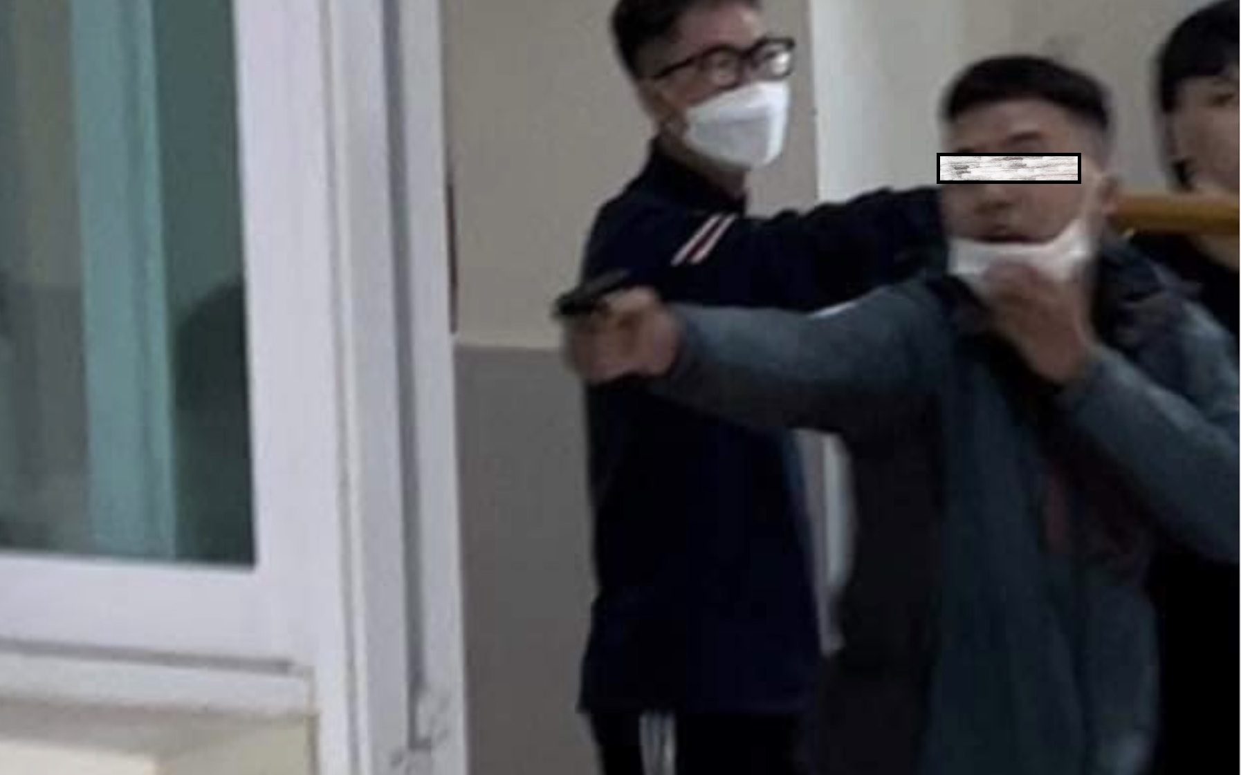NÓNG: Sinh viên đánh nhau dã man, dùng cả vũ khí nóng