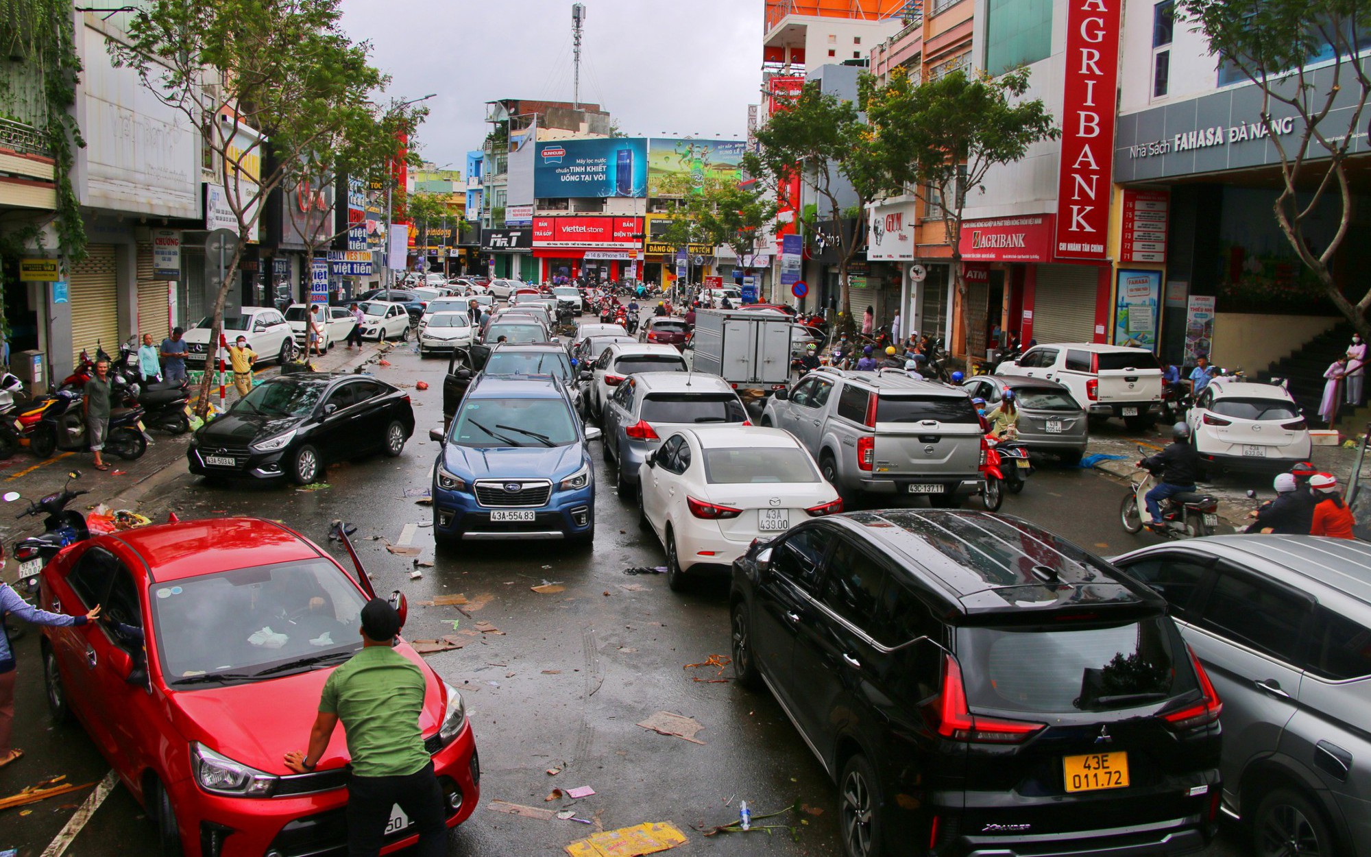Hàng loạt ô tô "mắc cạn", đường ùn tắc 10 cây số sau trận mưa lịch sử tại Đà Nẵng