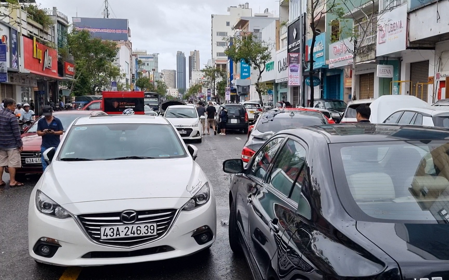 Clip: La liệt ô tô hỏng ùn tắc giữa đường chờ "giải cứu" sau trận mưa lịch sử ở Đà Nẵng