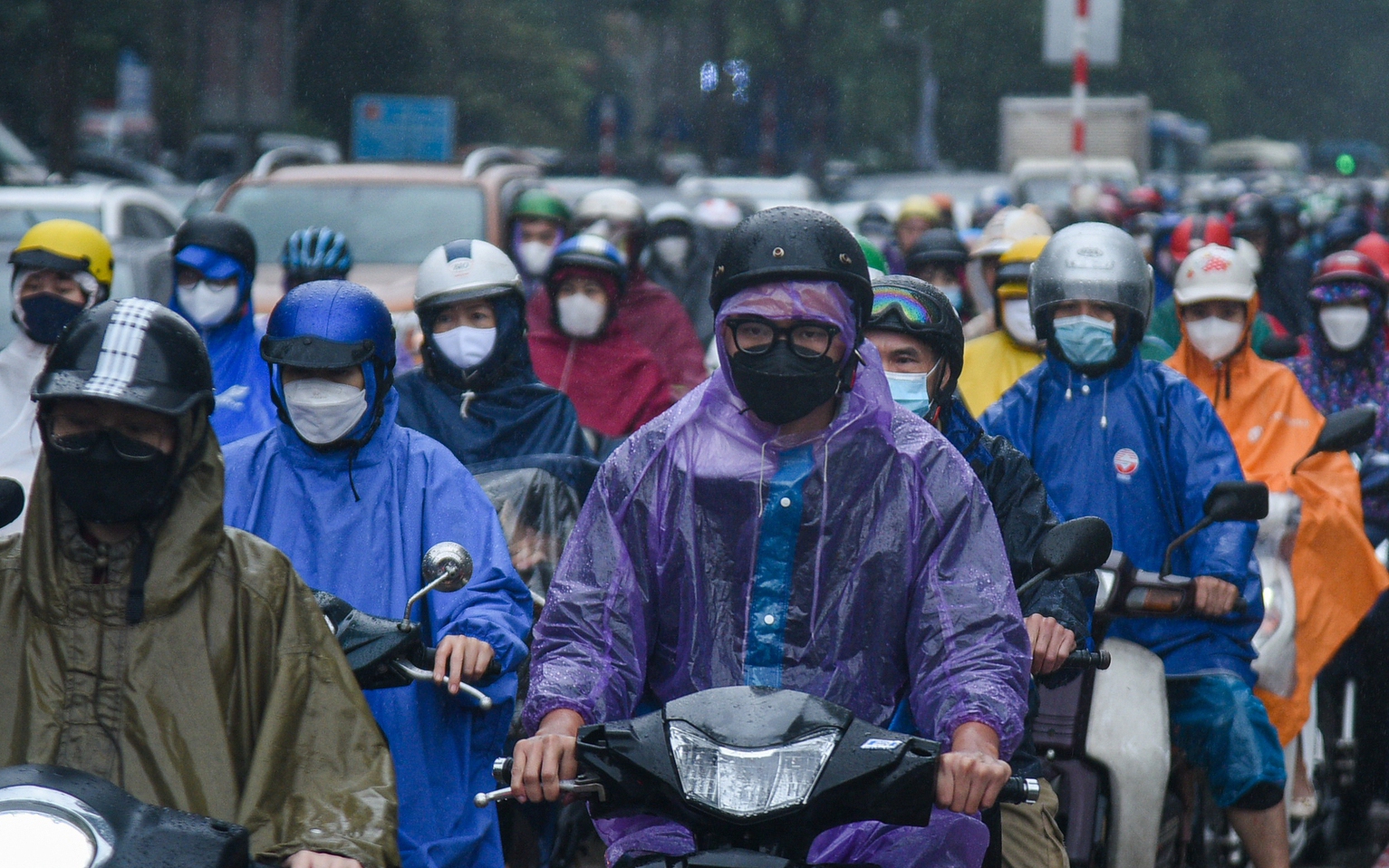 Đường phố ùn tắc nghiêm trọng, người Hà Nội đi làm trong mưa rét 18 độ C