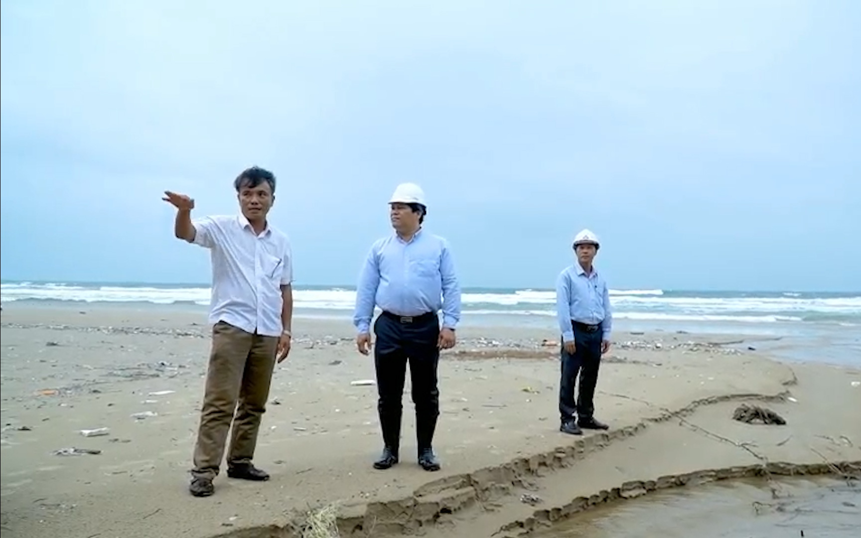 Tỉnh Quảng Ngãi kiểm tra "nóng" khu vực nguy cơ sóng cuốn làng ra biển