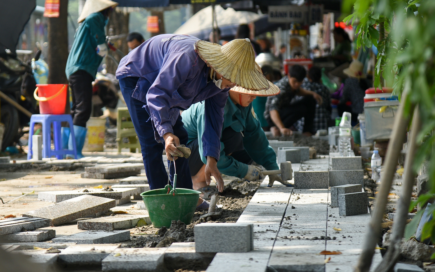 Đá lát vỉa hè có tuổi thọ 70 năm ở Hà Nội "nát tươm" sau thời gian ngắn sử dụng