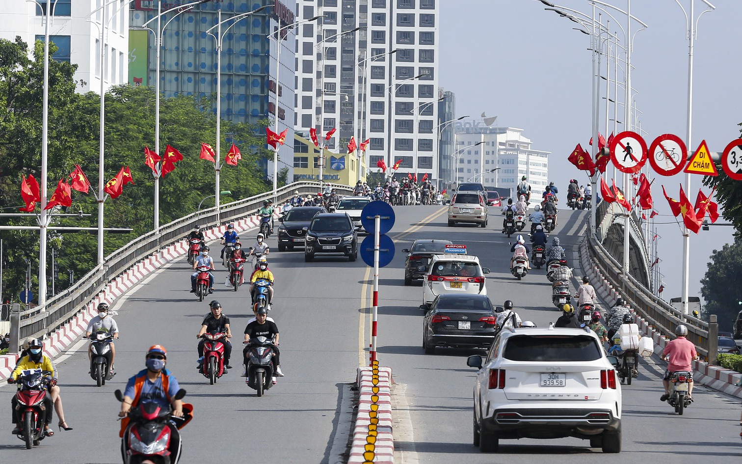 Đường phố Hà Nội được trang hoàng rực rỡ chào mừng kỷ niệm 68 năm Giải phóng Thủ đô 