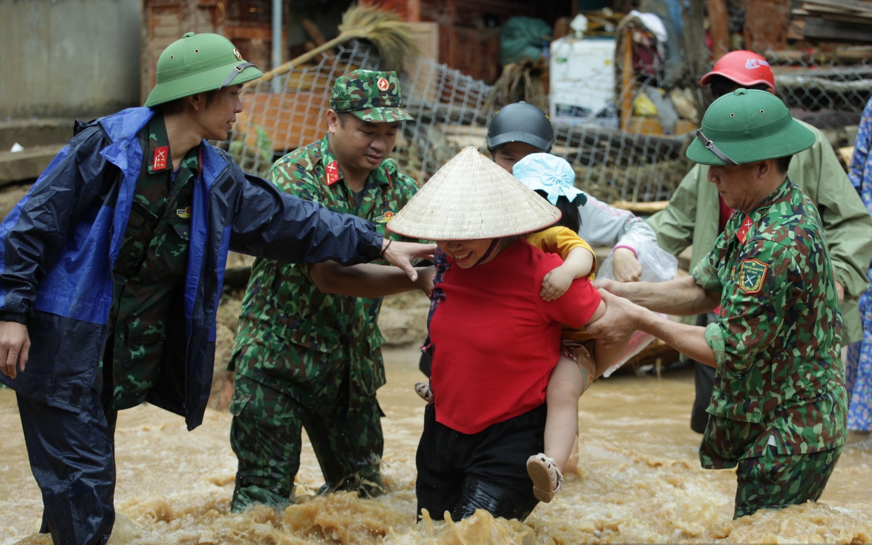 Ảnh ấn tượng tuần: Giúp dân vượt lũ ở Kỳ Sơn và mùa cốm thơm ngon của Hà Nội