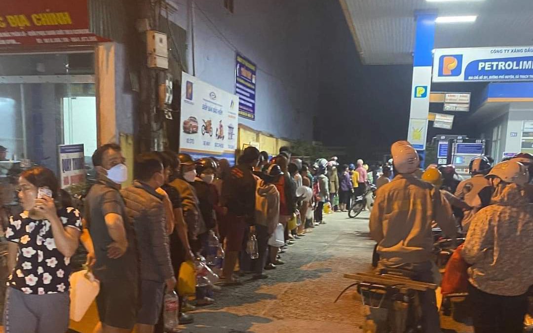 Người Hà Nội mang chai nhựa, xếp hàng dài mua xăng trong đêm