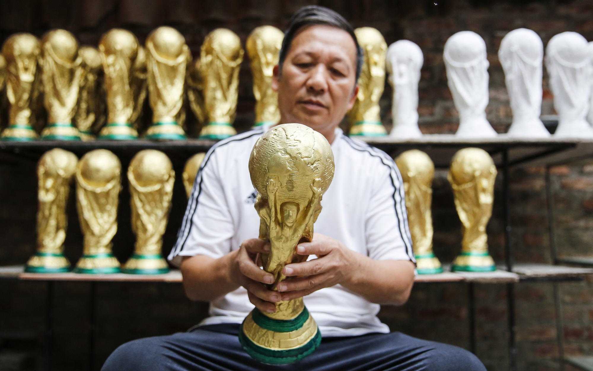 Cúp vàng World Cup Qatar 2022 giá 70.000 đồng xuất hiện tại Hà Nội