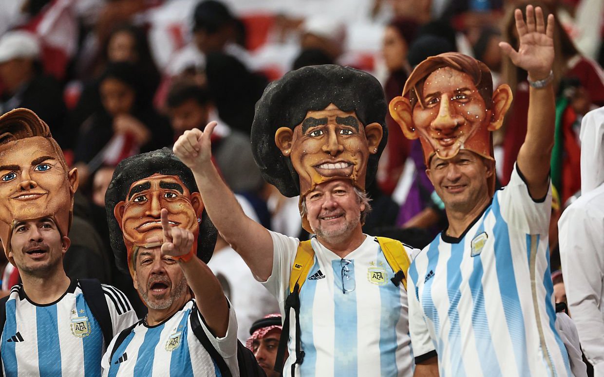 Hàng trăm cổ động viên Argentina khuấy động bầu không khí tại Doha, Qatar cổ vũ cho đội nhà