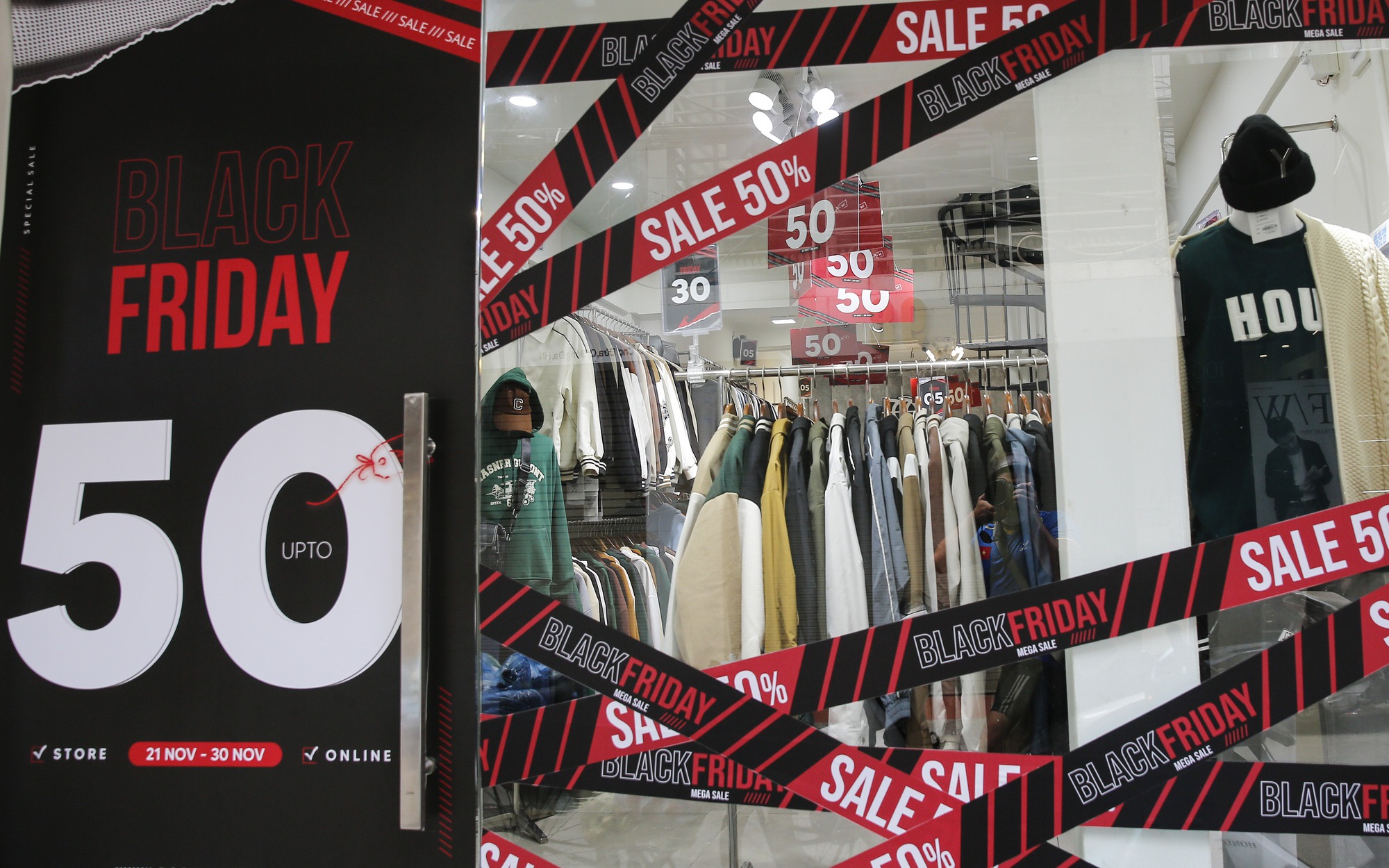 Hàng loạt tuyến phố thời trang tại Hà Nội giăng kín biển giảm giá lên tới 80% dịp Black Friday