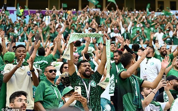 Hàng nghìn CĐV Saudi Arabia nhảy múa "điên loạn" trên đường phố sau khi đội nhà đánh bại Argentina