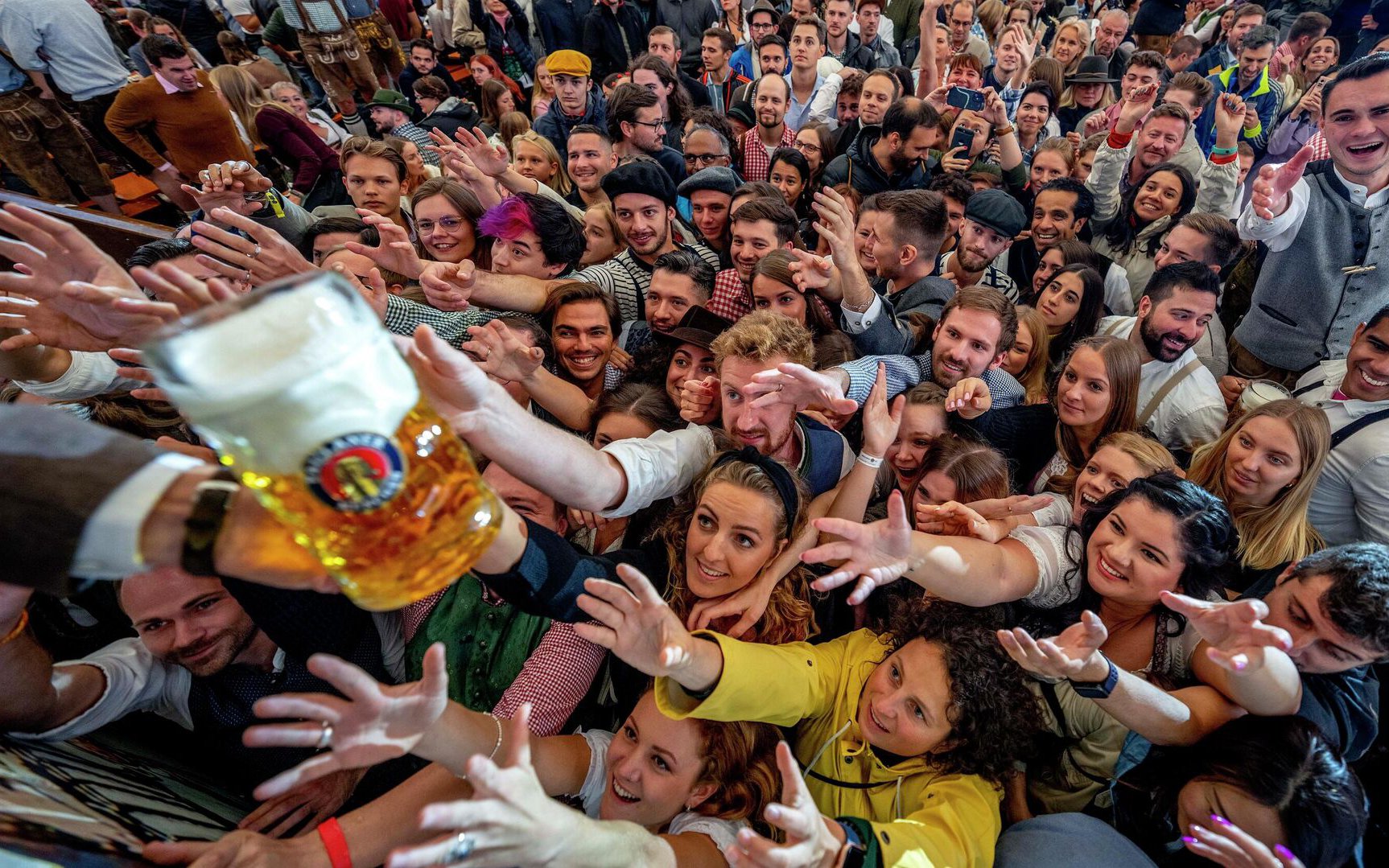 CĐV xếp hàng dài mua bia ở Qatar và cái kết "hết nấc"
