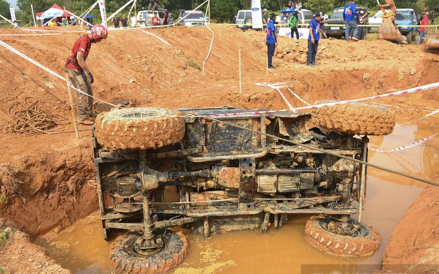 Nhiều xe "ngửa bụng" từ lượt đầu tiên tại giải đua xe địa hình ở Hà Nội