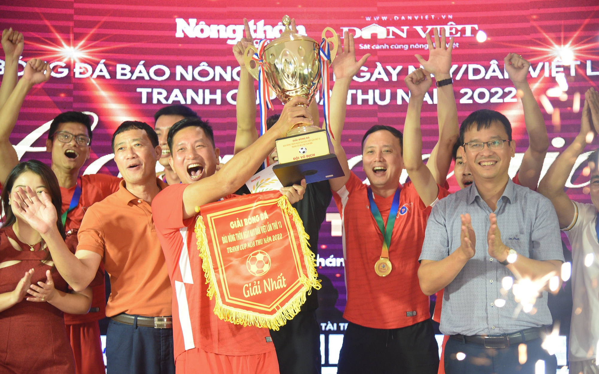 Toàn cảnh Lễ bế mạc và Gala trao Giải bóng đá NTNN/Dân Việt 2022