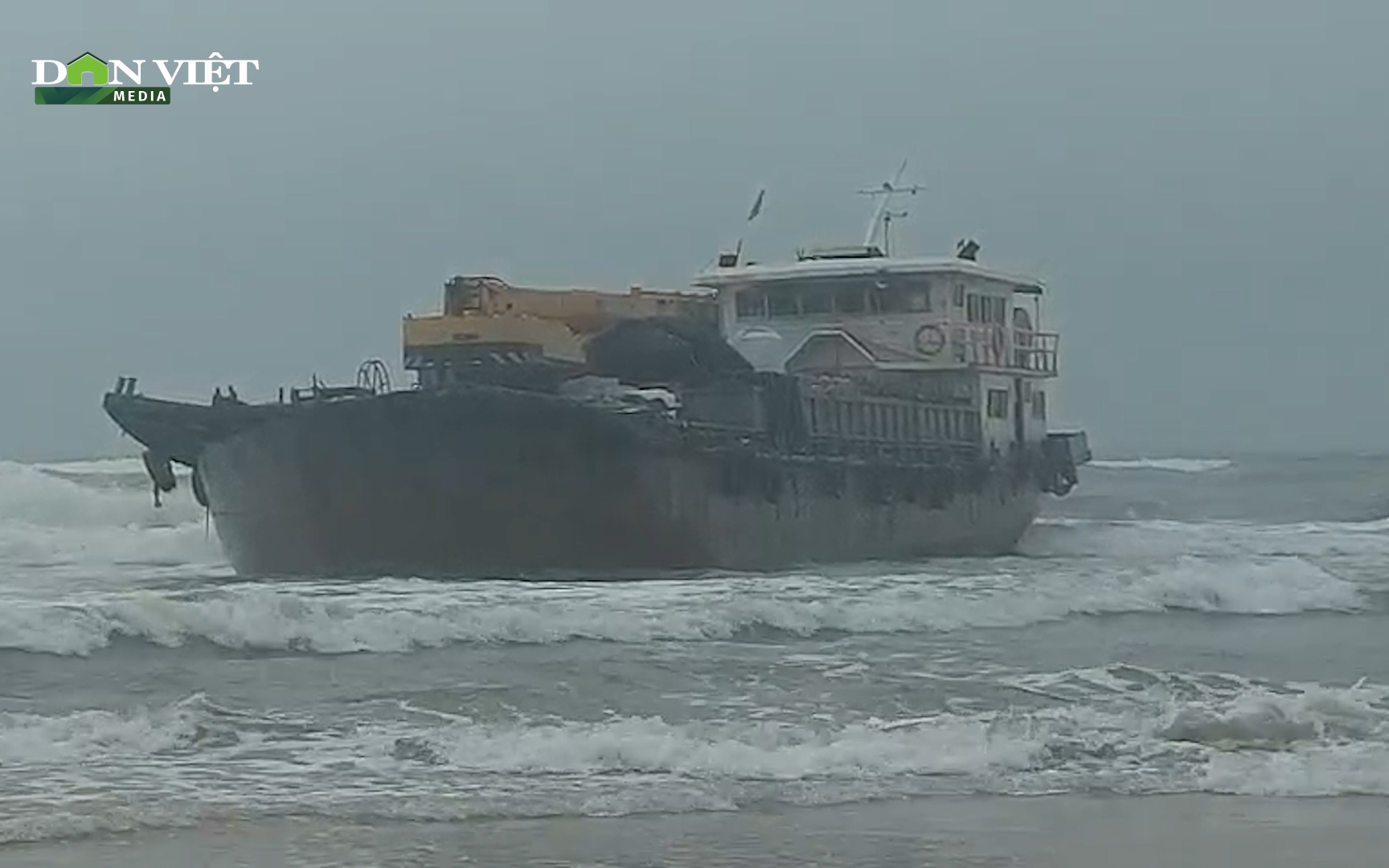 Khám phá con “tàu lạ” nghi của Trung Quốc vừa dạt vào bờ biển Quảng Trị