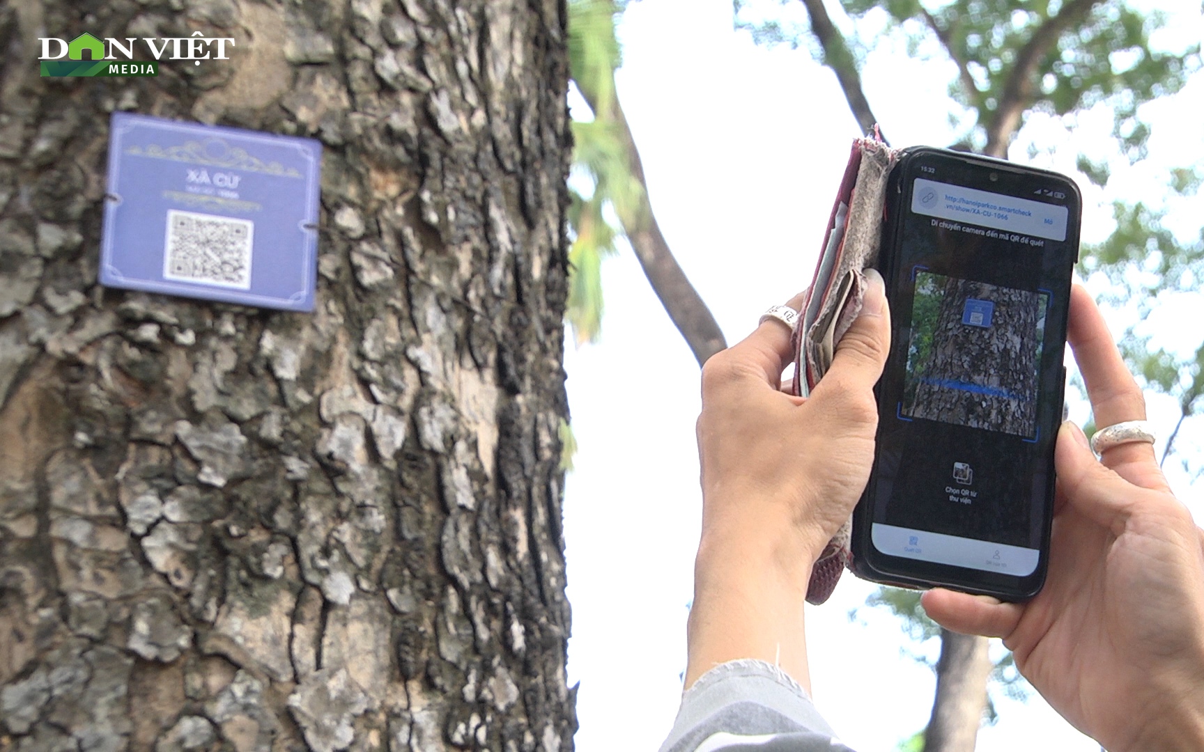 Người dân ủng hộ thí điểm gắn mã QR Code trên những hàng cây xanh tại vườn Bách Thảo