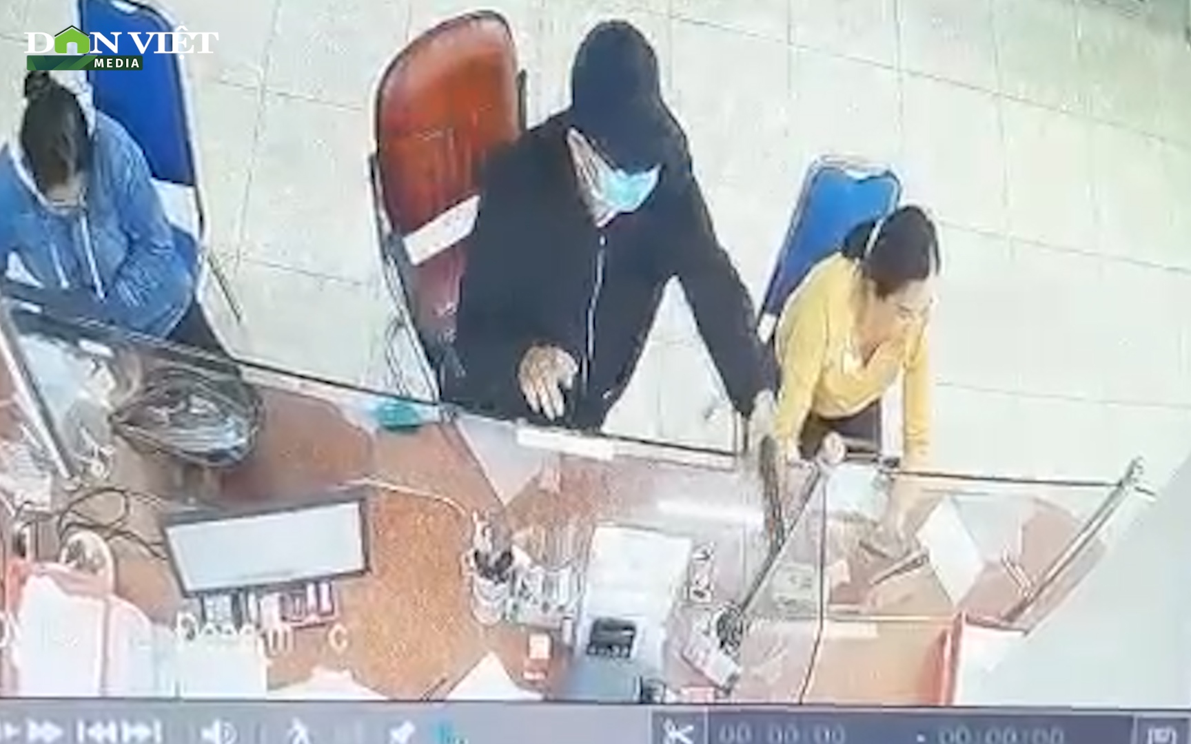 Khẩn cấp truy bắt đối tượng dùng súng cướp ngân hàng ở Vĩnh Cửu, Đồng Nai