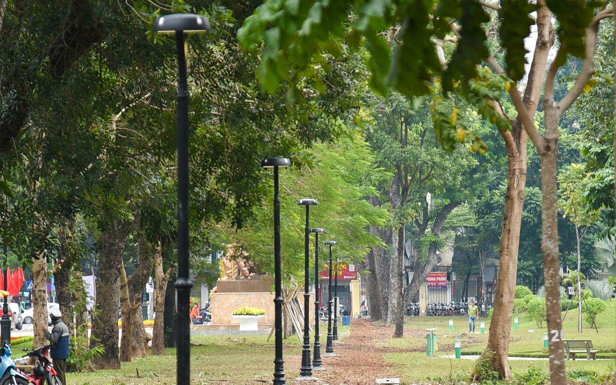 Hiện trạng công viên Thống Nhất sau khi hạ rào để kết nối phố đi bộ hồ Thiền Quang