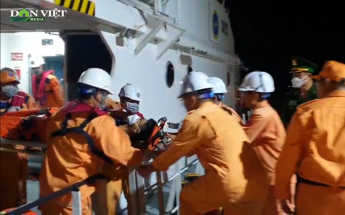 Khánh Hòa:  Đưa thuyền viên Trung Quốc bị nạn trên biển về bờ trong đêm