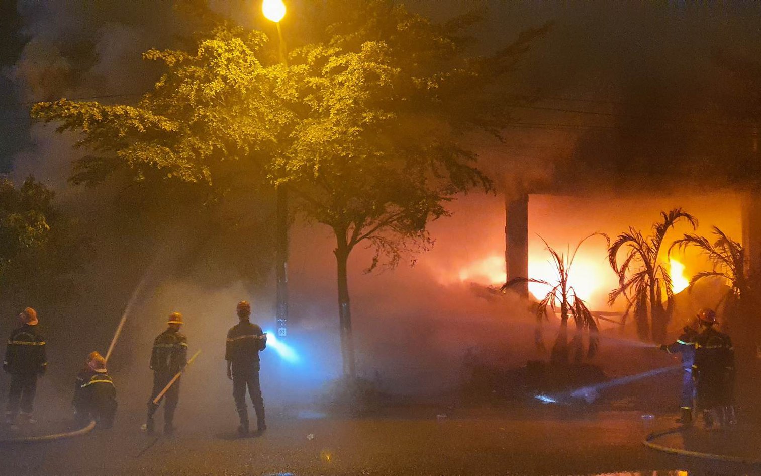 Nhà kho đang khoá bất ngờ bốc cháy, khói bay mù mịt nội thành Quy Nhơn
