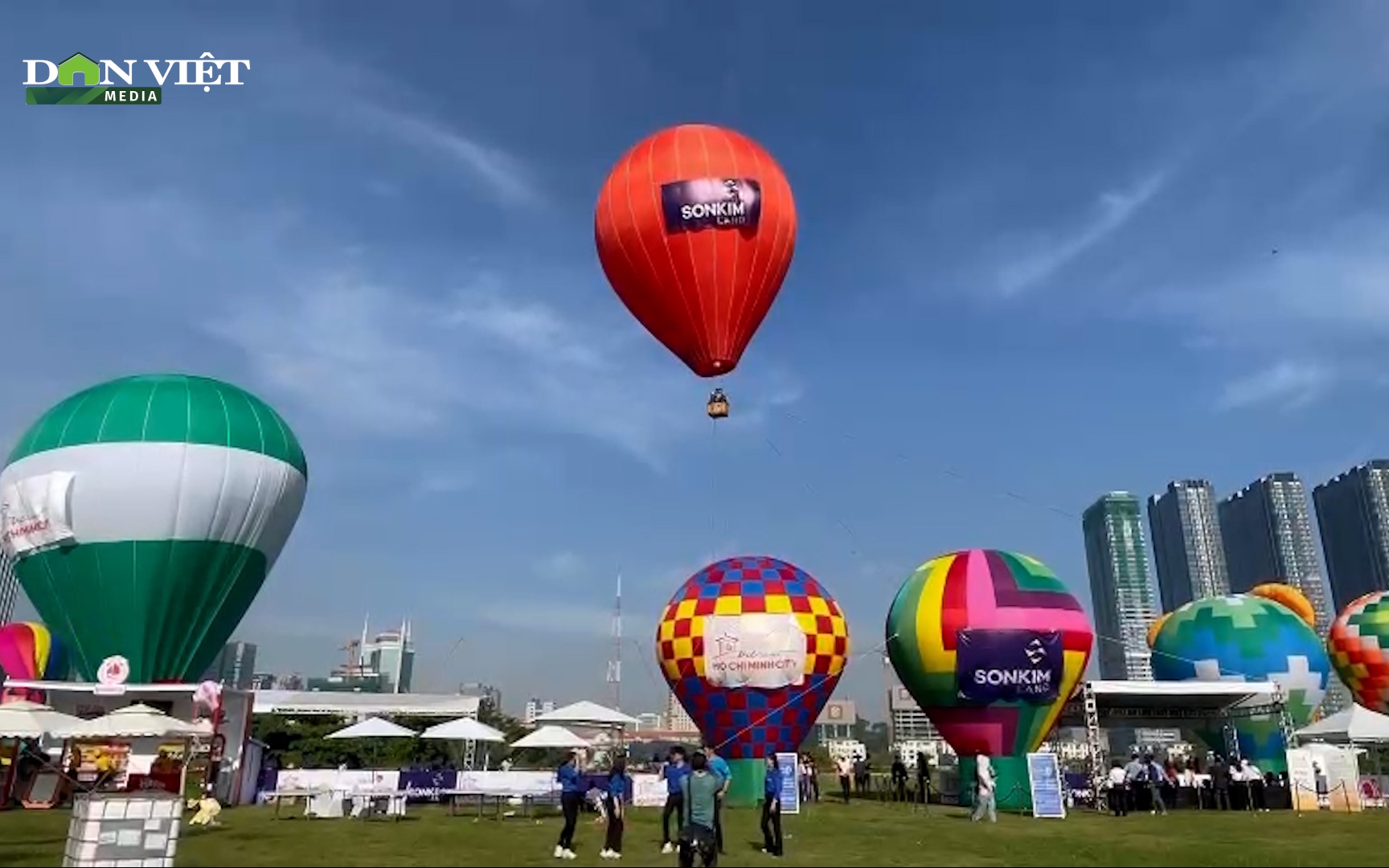 Video: Người dân Sài Gòn hào hứng trải nghiệm bay khinh khí cầu