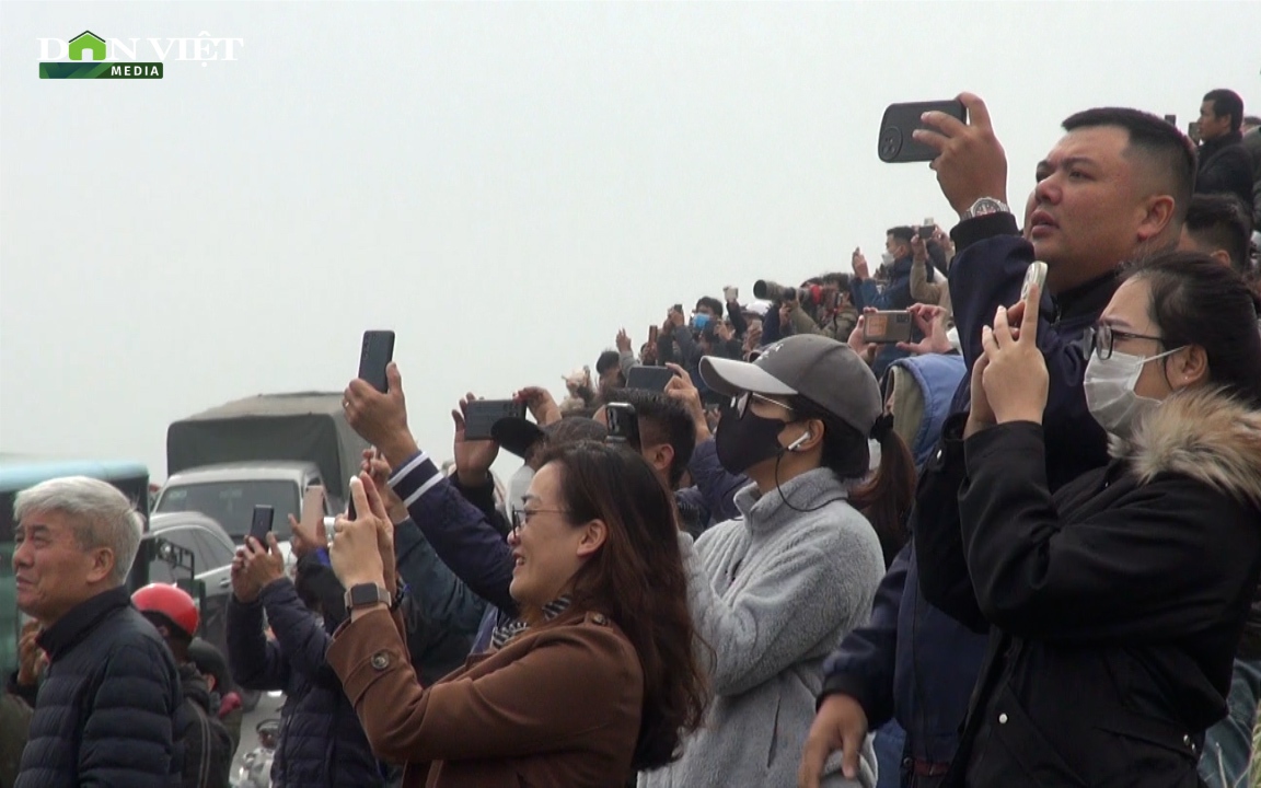 Người dân đổ ra đê xem màn trình diễn của tiêm kích Su-30MK2 trên bầu trời Hà Nội
