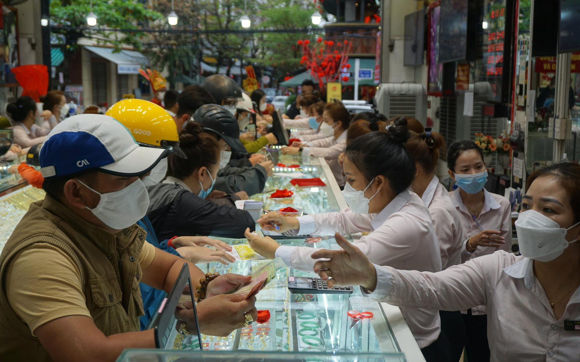 Đà Nẵng: Người dân chen chân mua vàng ngày vía Thần Tài