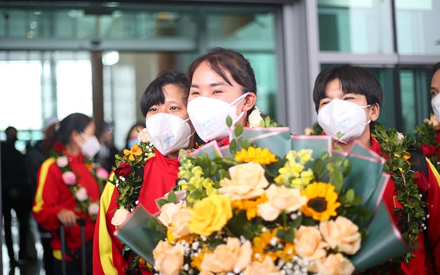 Tuyển nữ Việt Nam được chào đón nhiệt liệt khi trở về nước sau kỳ tích