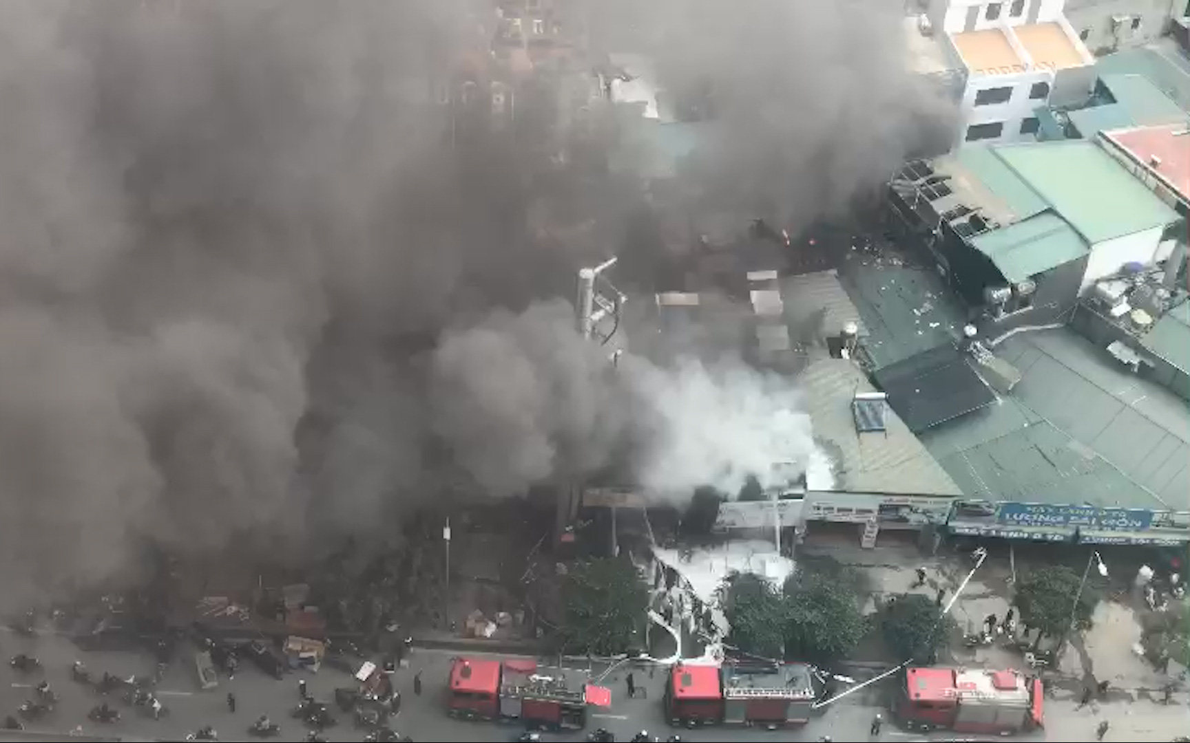 Video: Người dân kể lại phút cháy cực lớn trên đường Nguyễn Xiển