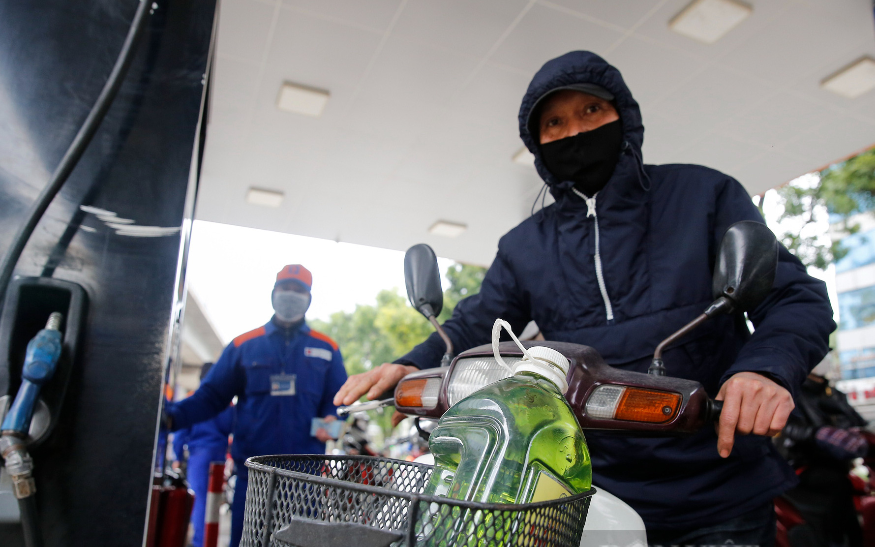 Ô tô xe máy xếp hàng dài, còn người dân mang can đến mua xăng trước giờ điều chỉnh giá