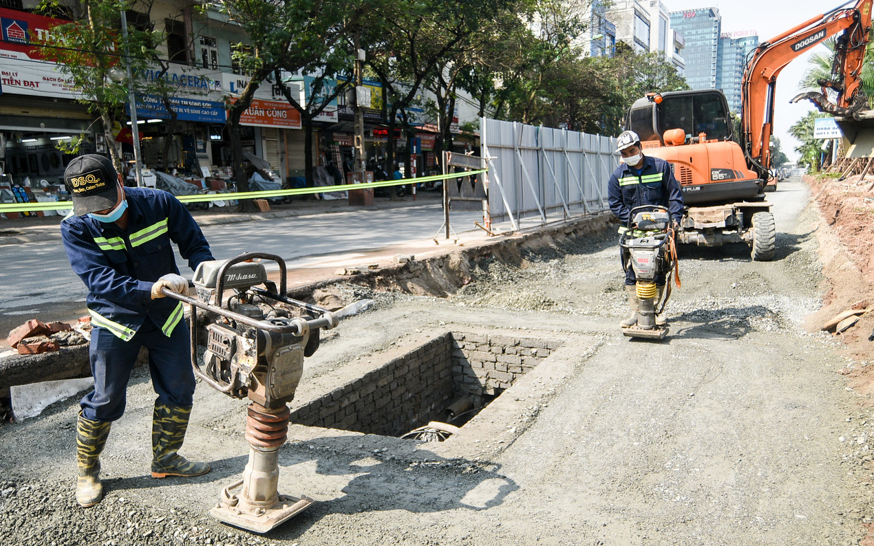 Công nhân hối hả làm việc trên dự án mở rộng đường trị giá hơn 25 tỷ đồng ở Hà Nội