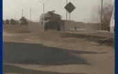 Video: Người đàn ông Ukraine liều mình lao ra chặn đường đoàn xe quân sự của Nga