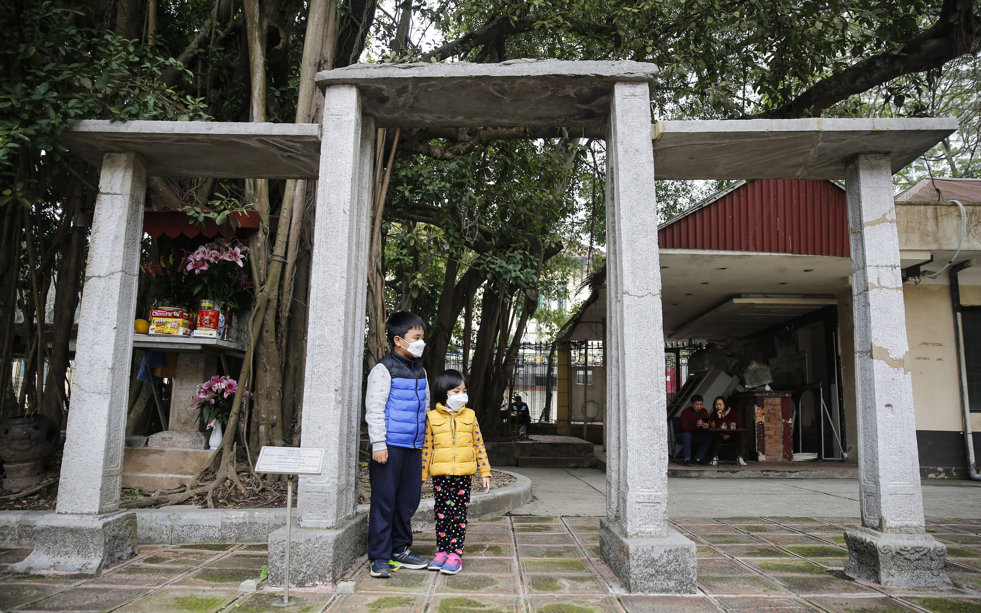 Cổng tam quan làm bằng đá trăm tuổi "hiếm có khó tìm" tại Việt Nam
