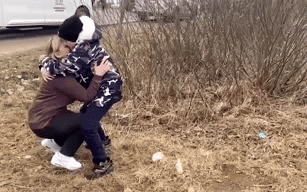 Khoảnh khắc ấm lòng người mẹ Ukraine đoàn tụ với các con ở biên giới Ukraine - Hungary