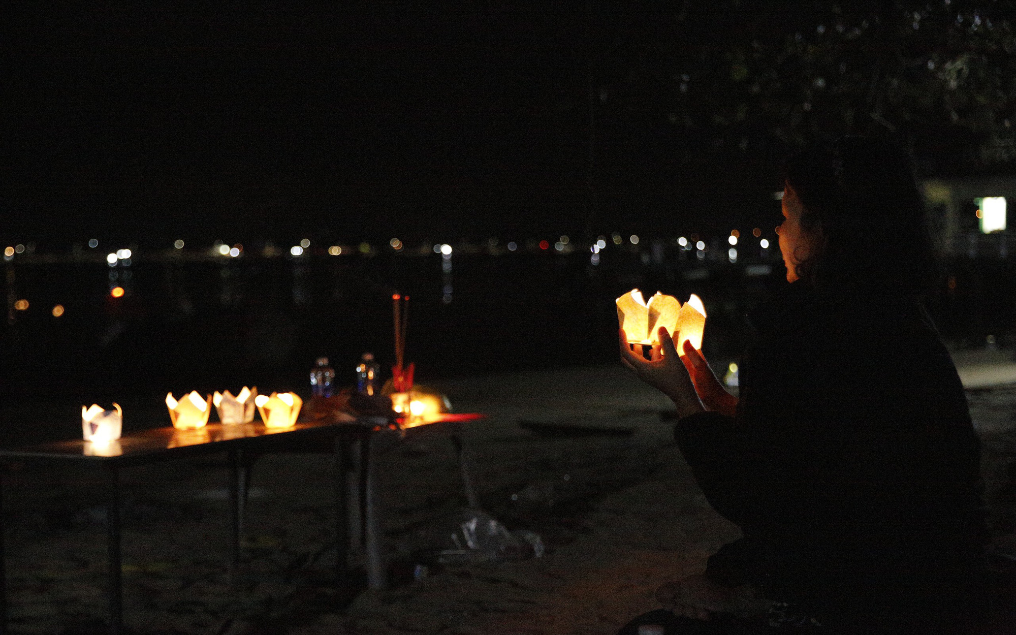 Người dân Hội An lập thùng tiền quyên góp, thắp hoa đăng cho các nạn nhân chìm tàu tại Quảng Nam 