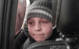 Cậu bé Ukraine rơi nước mắt: "Chúng cháu đã phải bỏ bố lại ở Kiev"